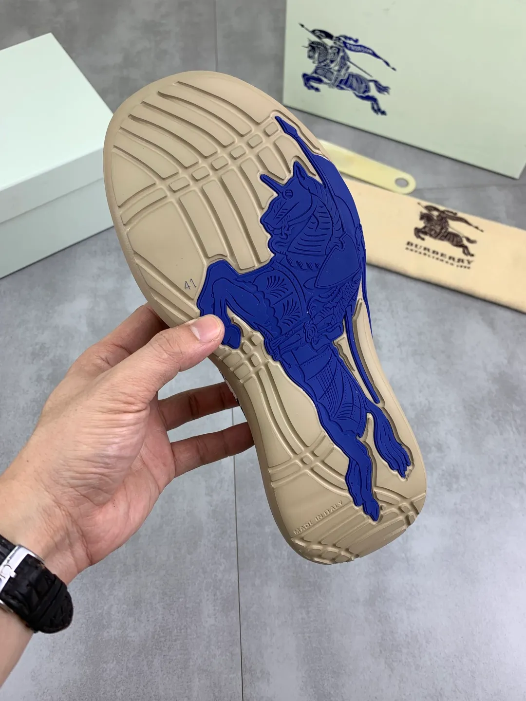 Men's Men's Shoes 💰P620 💰【New Style】Top Version 🆘【Burberry】New Burberry Fly Knit Shoes are now available with perfect workmanship! 🔥Perfect shape and top quality🙈Non-slip and wear-resistant high-end rubber outsole👣Versatile and comfortable shoes, standard size: 39-45 (customized 38-46) 2️⃣colors available Top-quality packaging